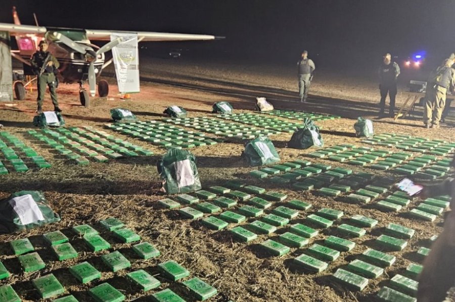 La aeronave boliviana que llevaba casi media tonelada de coca&iacute;na obligada a aterrizar por la Fuerza A&eacute;rea Argentina.