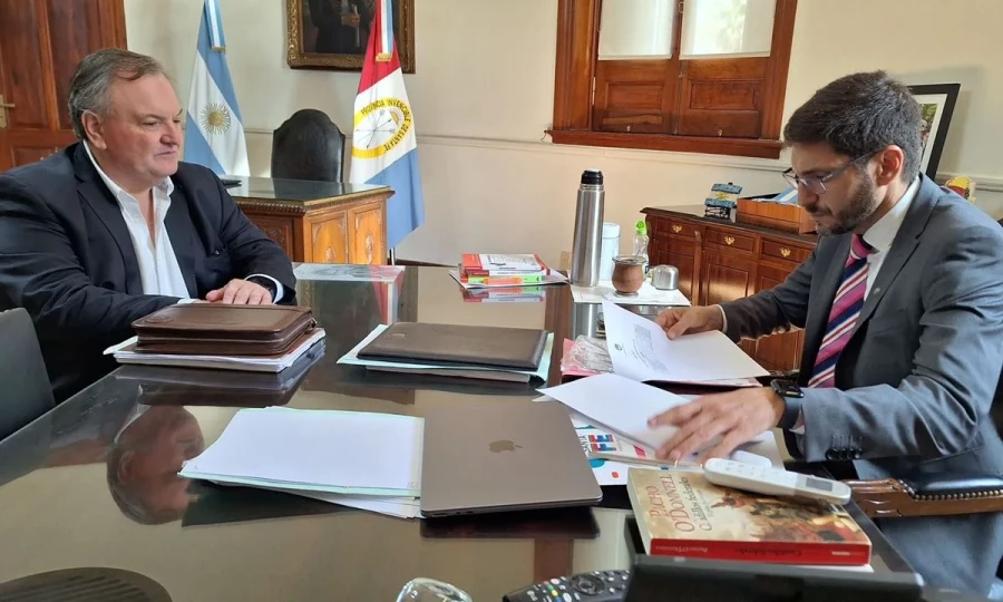 Felipe Michlig trabaja para avanzar en la reforma constitucional, con la reelecci&oacute;n de Pullaro como punto de desacuerdo.