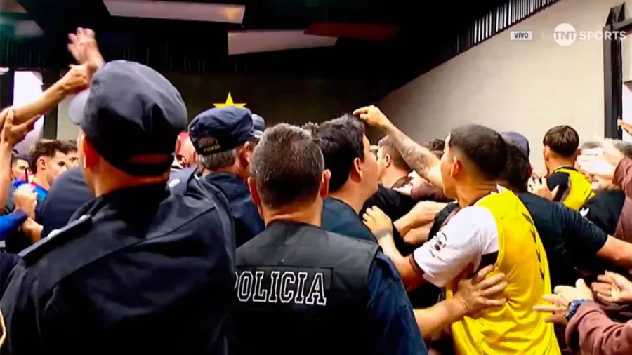 ESC&Aacute;NDALO CON LOS JUGADORES DE TIGRE Y PLATENSE EN EL VESTUARIO