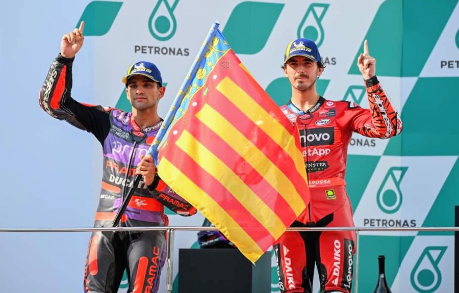 Jorge Mart&iacute;n -con la bandera de Valencia- y Francesco Bagnaia en el podio de Malasia.