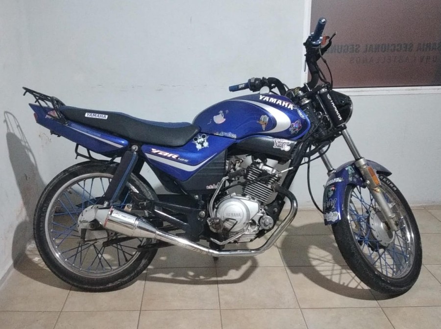 La moto Yamaha YBR sin dominio colocado, cuyo conductor emprendi&oacute; la huida al observar la presencia policial.