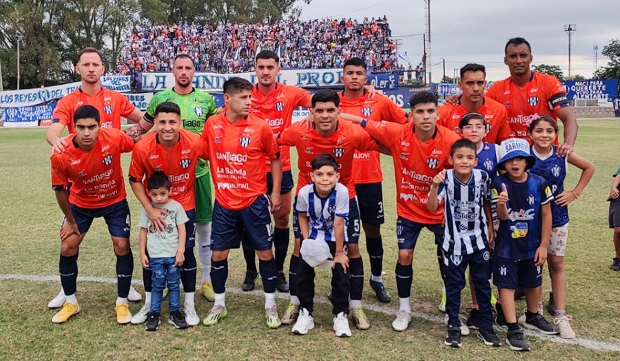 POLEMICA. El equipo santiague&ntilde;o fue nuevamente beneficiado por el arbitraje.