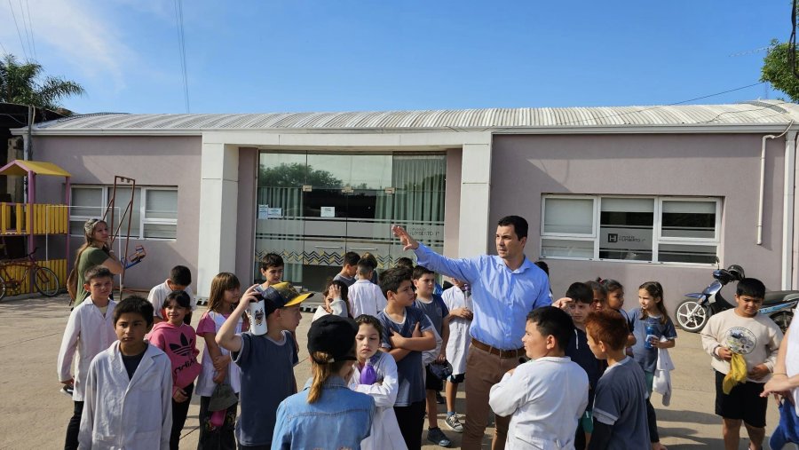 El jefe del Gobierno local junto a los escolares.
