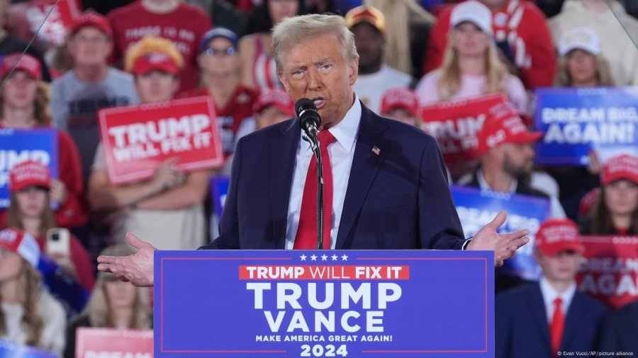 Donald Trump en uno de los actos de cierre de campa&ntilde;a este lunes. (FOTO DW)