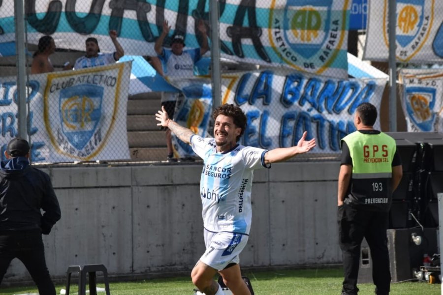 JON&Aacute;S AGUIRRE CELEBRA SU GOL, EL 2-0 PARCIAL PARA LA CREMA SOBRE BROWN DE ADROGU&Eacute;.