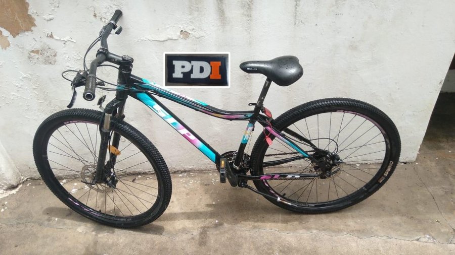 La PDI recuper&oacute; esta bici robada tras un allanamiento a una casa en barrio Villa del Parque.