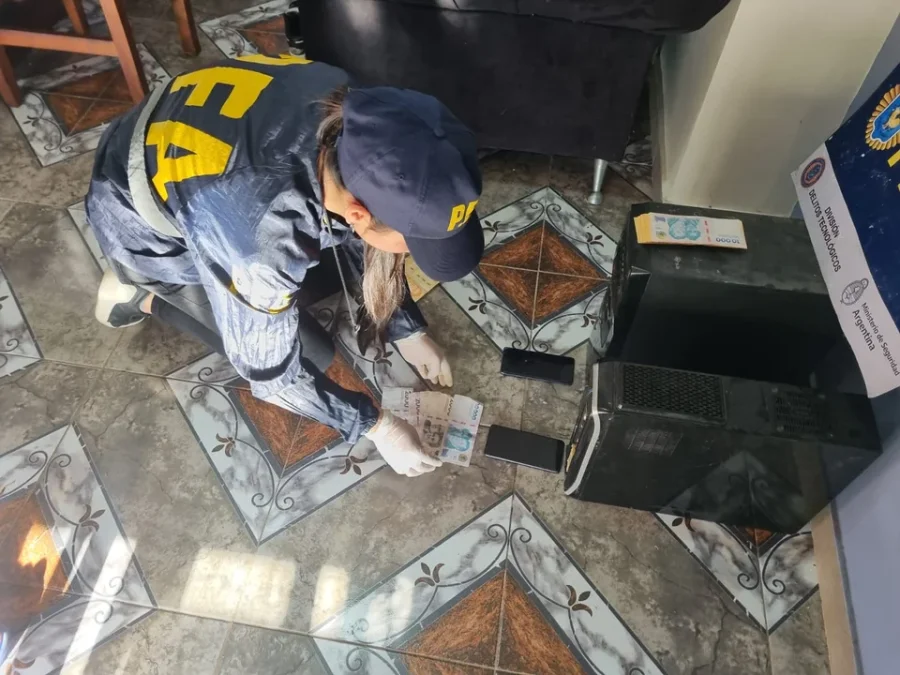 Computadoras, celulares y dinero fueron secuestrados por la Polic&iacute;a Federal.