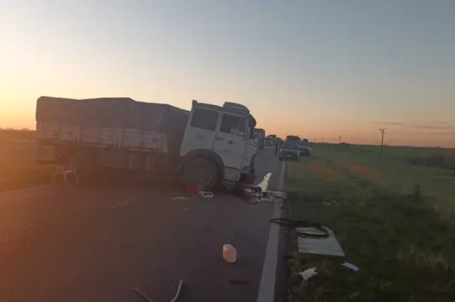 El Fiat Iveco termin&oacute; cruzado sobre la ruta 34 y hubo que desviar el tr&aacute;nsito