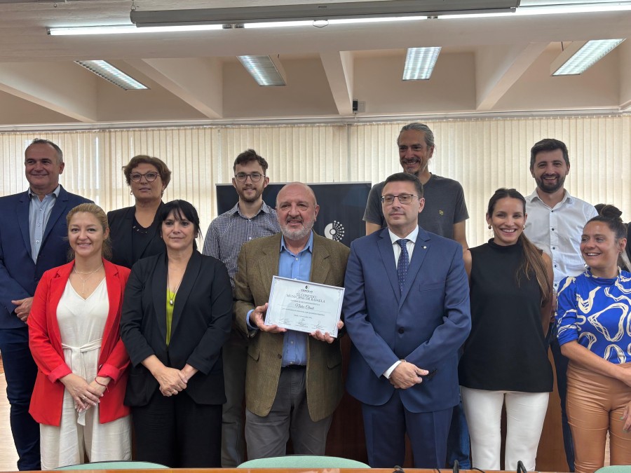 La totalidad de los concejales destacaron su dedicaci&oacute;n, compromiso y su incansable labor informativa a lo largo de m&aacute;s de cuatro d&eacute;cadas.