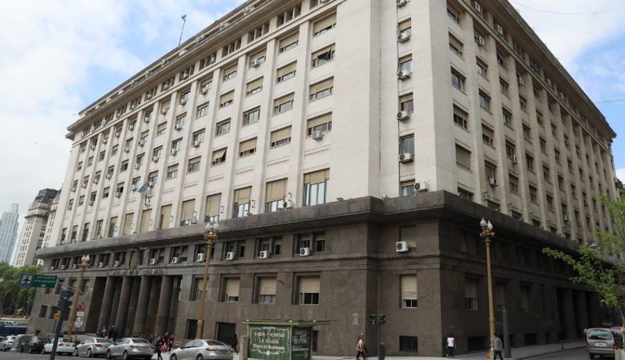 POSITIVO. El Ministerio de Econom&iacute;a destaca la baja del riesgo pa&iacute;s.