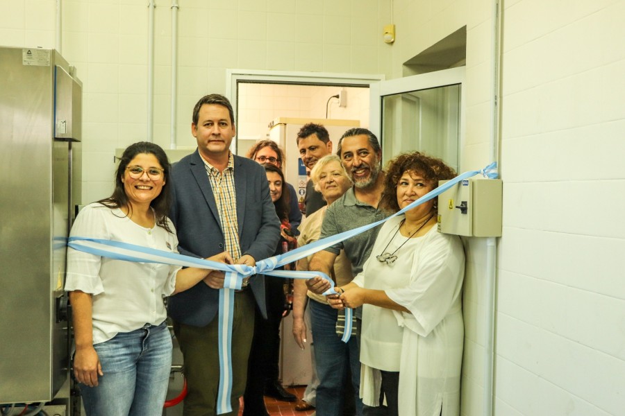 INAUGURACI&Oacute;N. Con autoridades y funcionarios, la planta fermentadora fue presentada en sociedad.