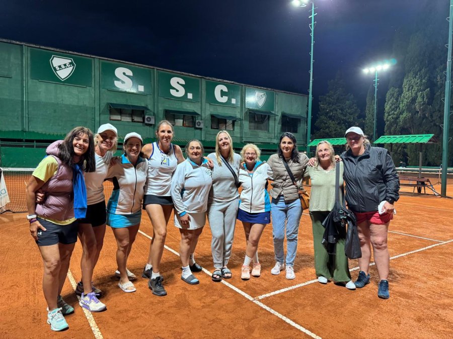 CAMPEONAS. El equipo de +50 de la Liga del Litoral.