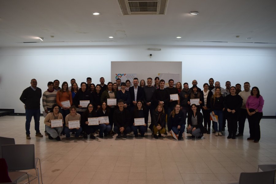 ACCIONES I. Dar&iacute;o Cocco junto al intendente rafaelino, Leonardo Viotti en la entrega de certificados de la capacitaci&oacute;n para mandos medios.