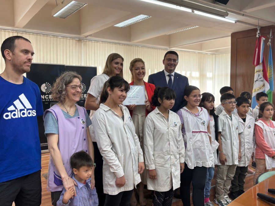INVITADOS. Concejales, alumnos y docentes durante la sesi&oacute;n de este jueves.
