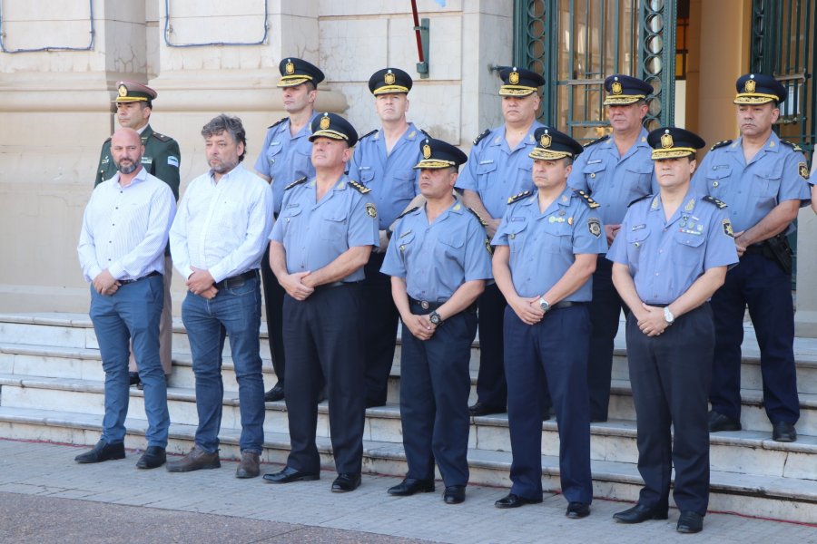 PLANA MAYOR. Los jefes provinciales, Luis Maldonado y Daniel Filchel, junto a los jefes de Unidad, Carlos Pagano y Fernando Mendoza encabezaron el acto. Tocó el himno la Banda Sinfónica Policial de la