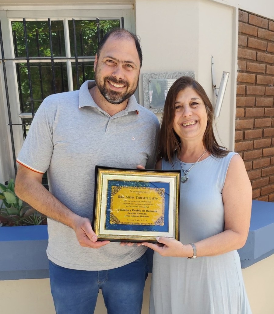 Jos&eacute; Barbero Silvia Catto durante la entrega del reconocimiento.