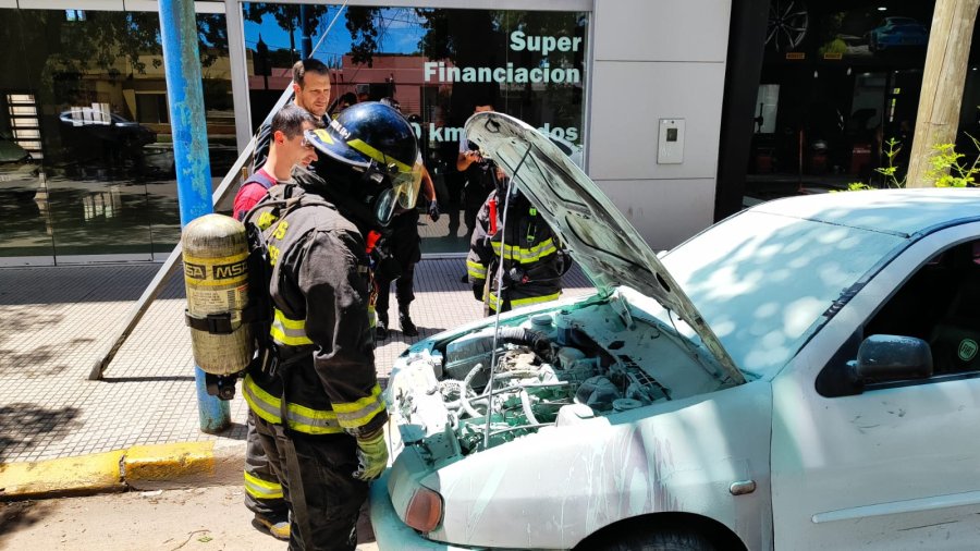Los trabajadores de un local de neum&aacute;ticos realizaron las primeras tareas con extintores y baldes de arena.