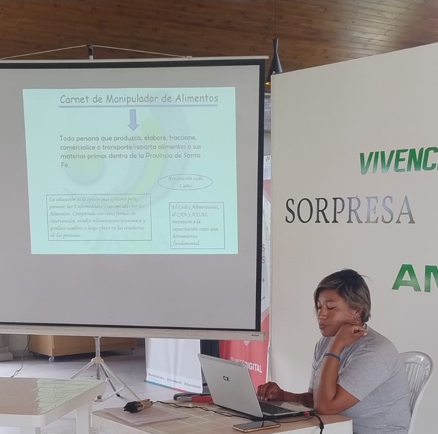 Fue concretada otra actividad de formaci&oacute;nen manipuaci&oacute;n de alimentos.