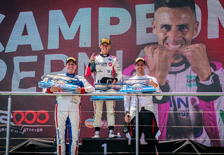Franco Vivian, el tetracampe&oacute;n Leonel Pern&iacute;a y Mat&iacute;as Rossi en el podio de la Carrera 2.