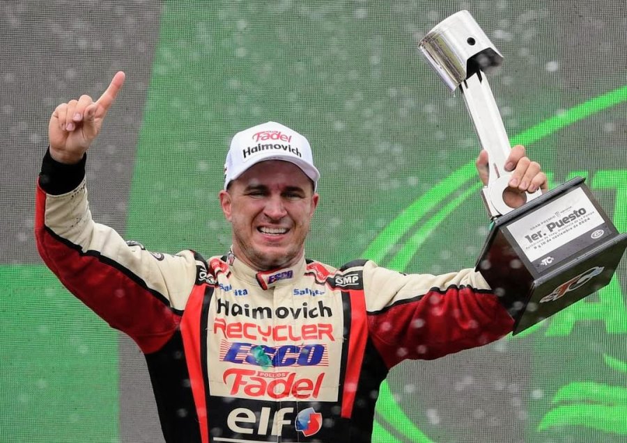 Mariano Werner festeja con el trofeo en el podio del aut&oacute;dromo pampeano de Toay.