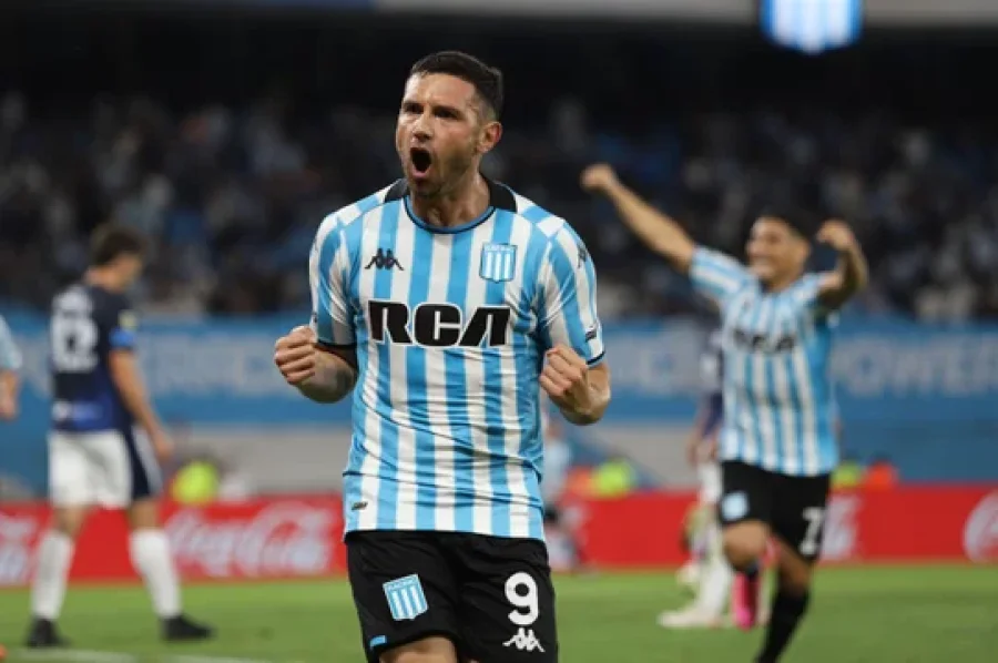 Adri&aacute;n Mart&iacute;nez festeja su gol.