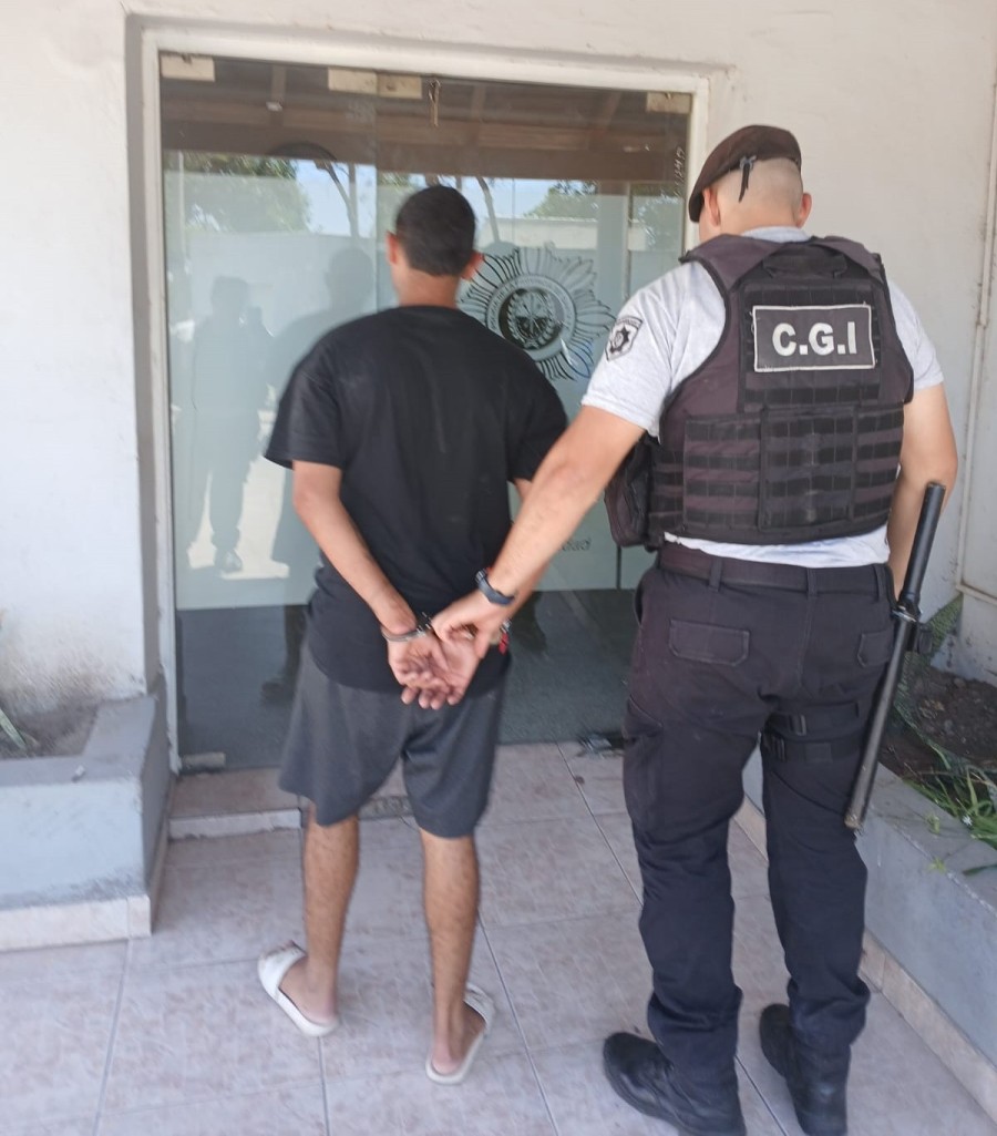Agredi&oacute; a su madre en su cuello y con un cuchillo, y a su padre con golpes de pu&ntilde;o. Fue trasladado a Seccional 13a. y luego a la Alcaid&iacute;a.