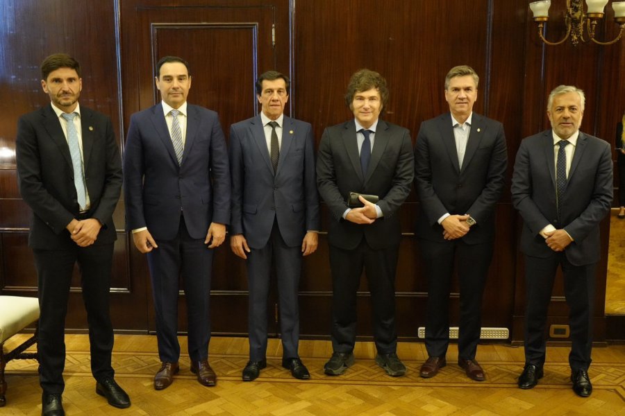 Pullaro y Milei se reunieron el martes en Casa Rosada con otros gobernadores radicales; ambos tienen sus propios desaf&iacute;os.
