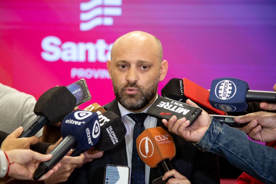 La conferencia de prensa se desarroll&oacute; este lunes en la Sala Walsh de la Sede de Gobierno de Rosario.