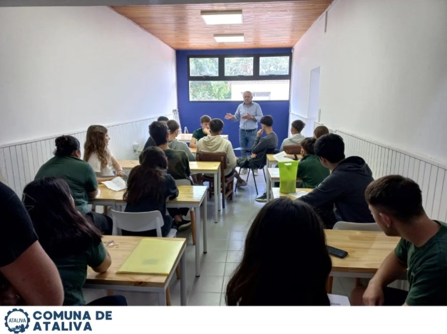 &Aacute;lvarez brindando precisiones al estuiedantado.