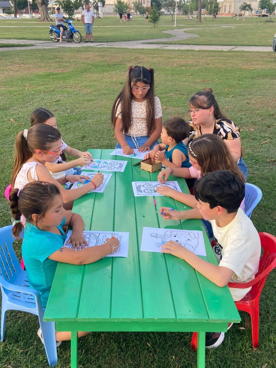 un grupo de ni&ntilde;os que participa en el taller de artes pl&aacute;sticas.