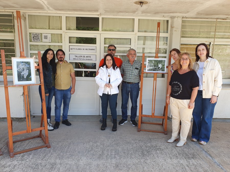 Alumnos y profesores de la carrera de Artes Visuales del ISP junto a familiares de Betty en su reconocimiento.
