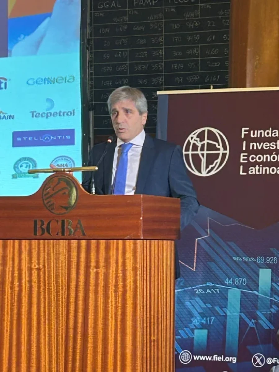 Luis Caputo, ministro de Econom&iacute;a.