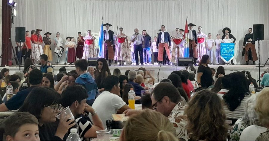 Un sal&oacute;n colmado disfrut&oacute; de la realizaci&oacute;n.