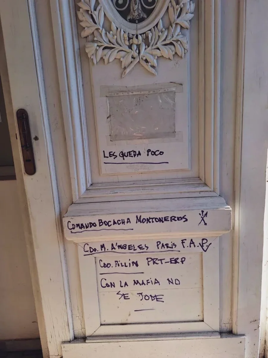 Las pintadas aparecieron en la ma&ntilde;ana del martes en la puerta del Consejo Municipal de Rosario.