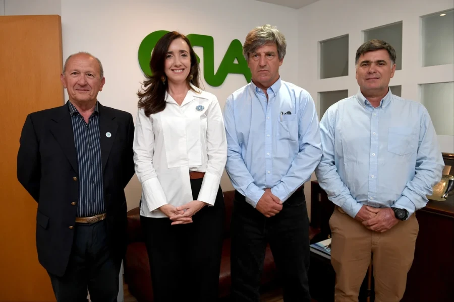 Victoria Villarruel y autoridades de la CRA.