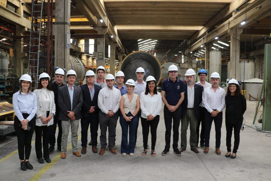 VISITA. Autoridades de la BCR, encabezadas por su presidente, recorrieron la fábrica de tanques Bauducco.