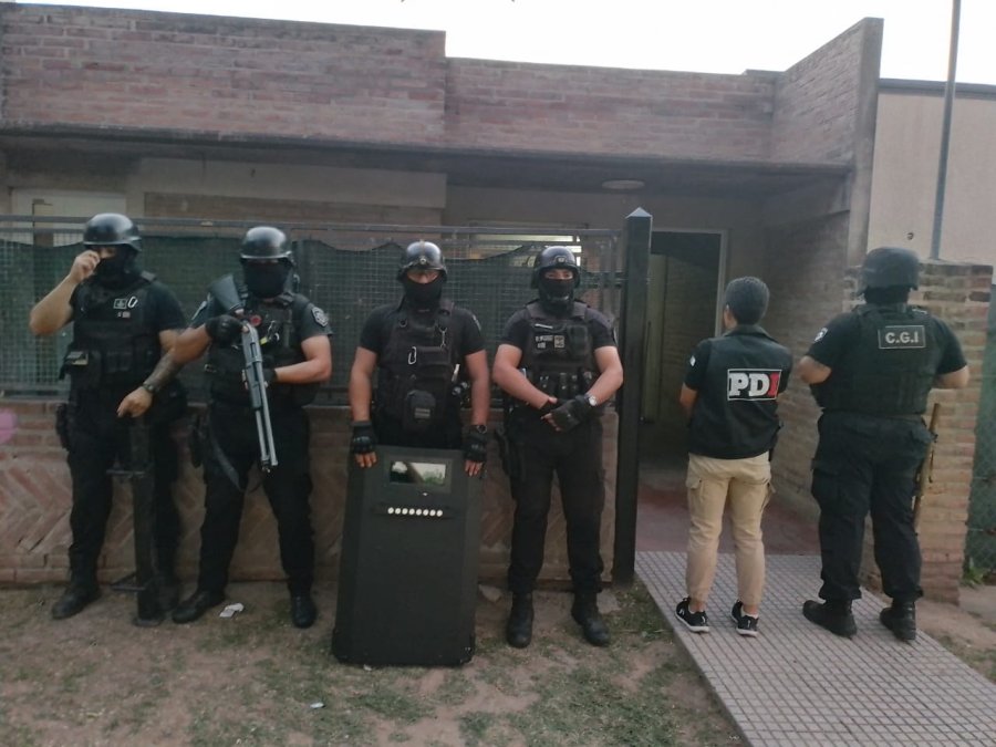 4 ALLANAMIENTOS. Fueron realizados en los barrios Villa Podio, dos en el 17 de Octubre, y en barrio Jard&iacute;n donde se produjeron secuestros de celulares y una pistola de aire comprimido.
