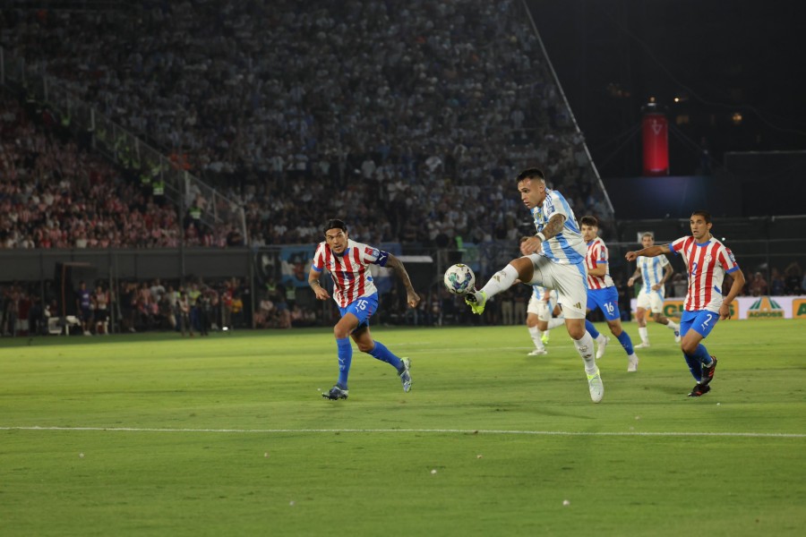 ILUSION TRANSITORIA. Lautaro Mart&iacute;nez puso en ventaja a la Scaloneta.