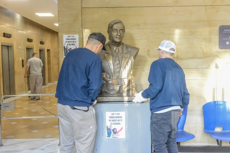 La escultura homenaje al exmandatario fue retirada y trasladada &ldquo;a un galp&oacute;n&rdquo;.