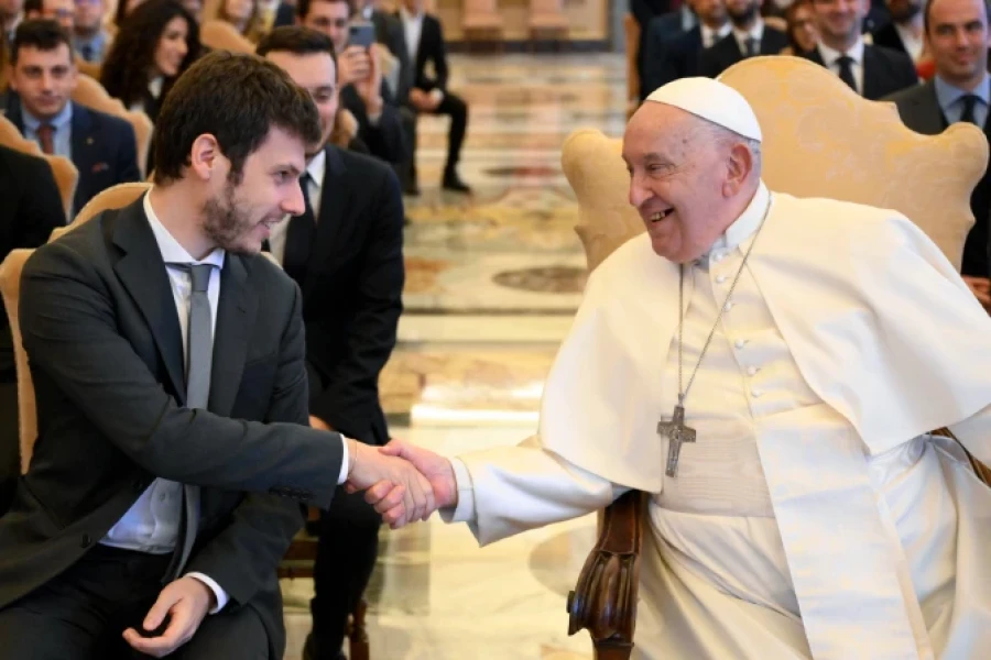 Fr4ancisco saluda a integrantes del Consejo nacional de la Juventud de Italia.
