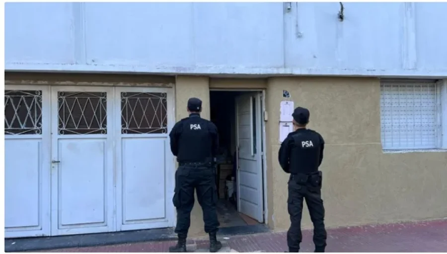 Los oficiales allanaron cuatro domicilios de la zona noroeste de Rosario, donde fueron arrestadas siete personas y secuestraron 40 kilos de coca&iacute;na, m&aacute;s de tres kilos marihuana.