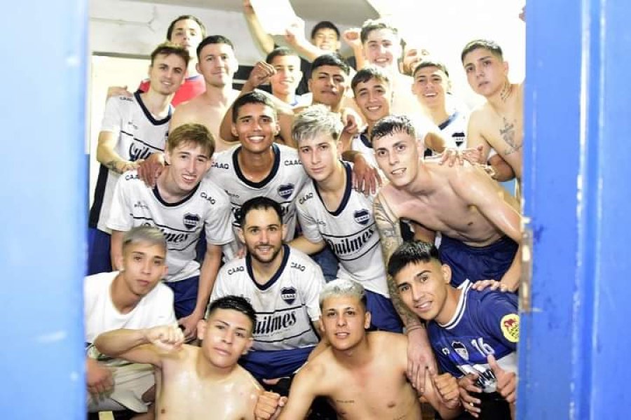FESTEJO EN EL VESTUARIO. Quilmes, el &uacute;ltimo clasificado.
