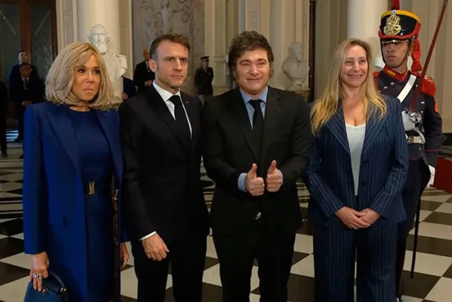 El presidente Javier Milei recibi&oacute; a su par Emmanuel Macron, junto a su esposa Brigitte.