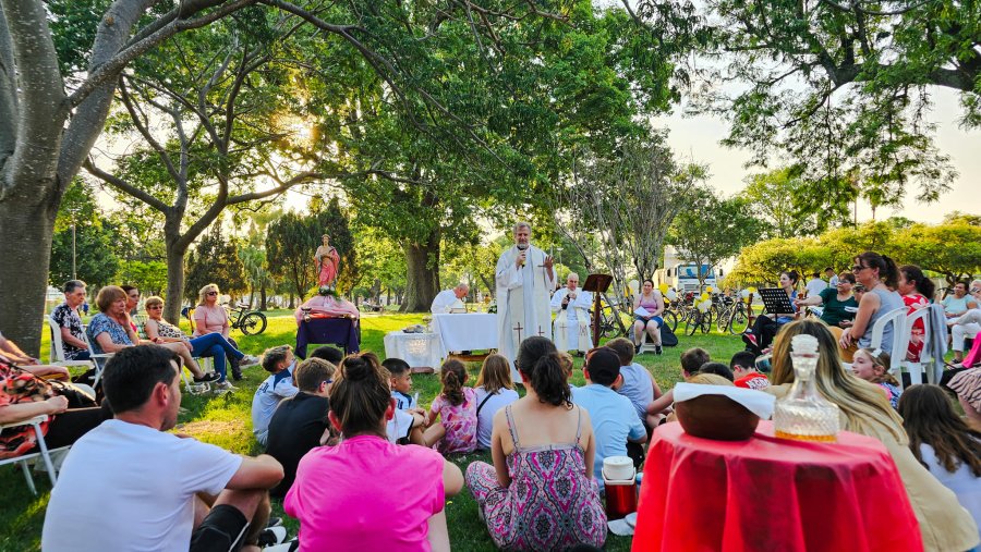 Celebraci&oacute;n de la eucarist&iacute;a en la plaza principal.
