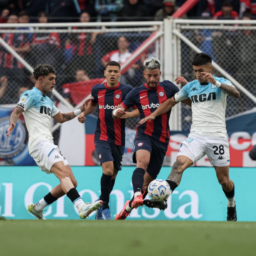 SIGUE SUBIENDO. La Academia festej&oacute; en el final.