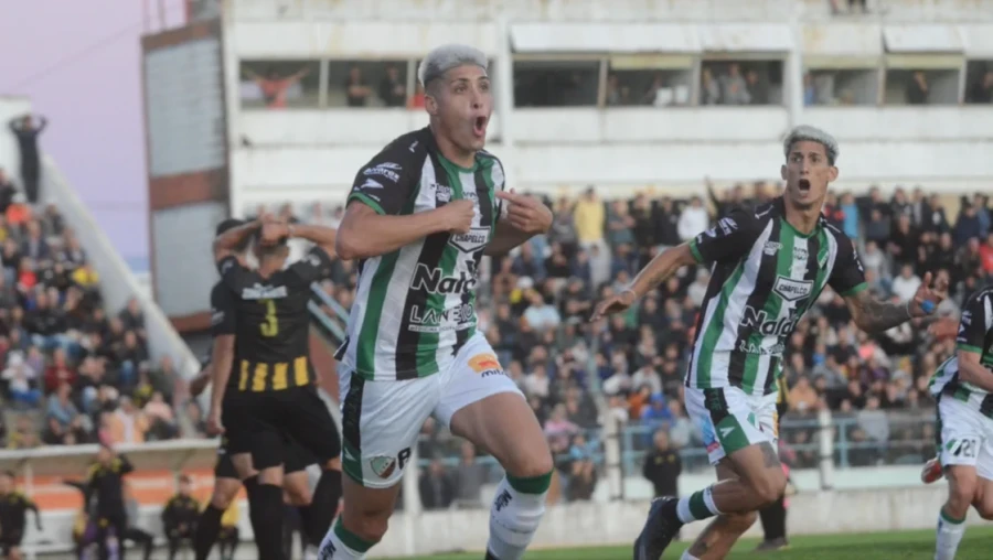 FESTEJO BAHIENSE. Villa Mitre logr&oacute; el empate cerca del final.