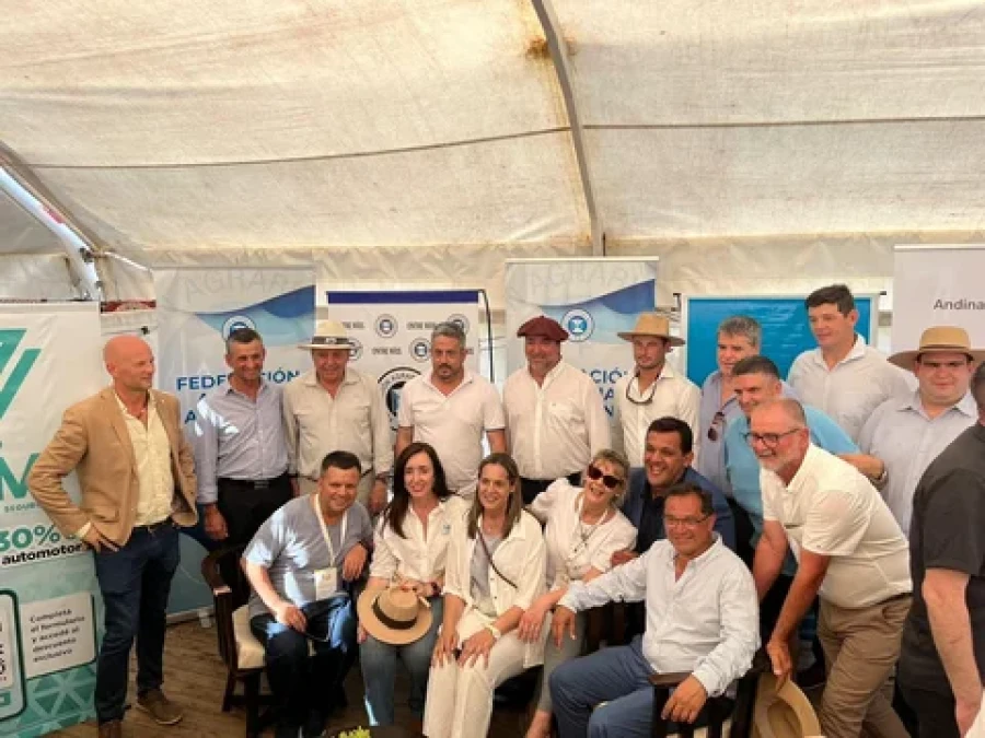 Villarruel junto a productores de arroz.