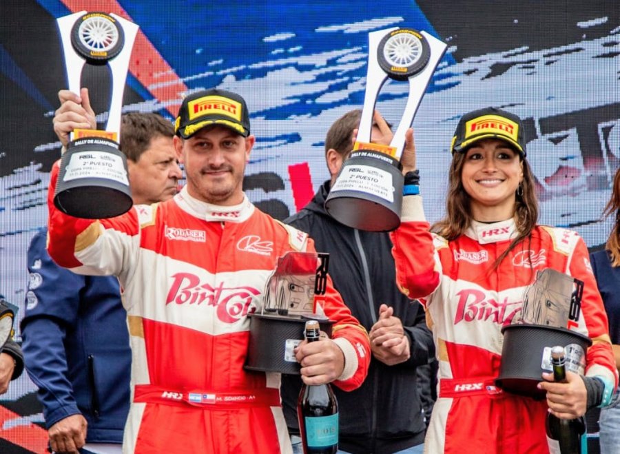 Mart&iacute;n Scuncio y Javiera Rom&aacute;n en el podio del Rally de Almafuerte.