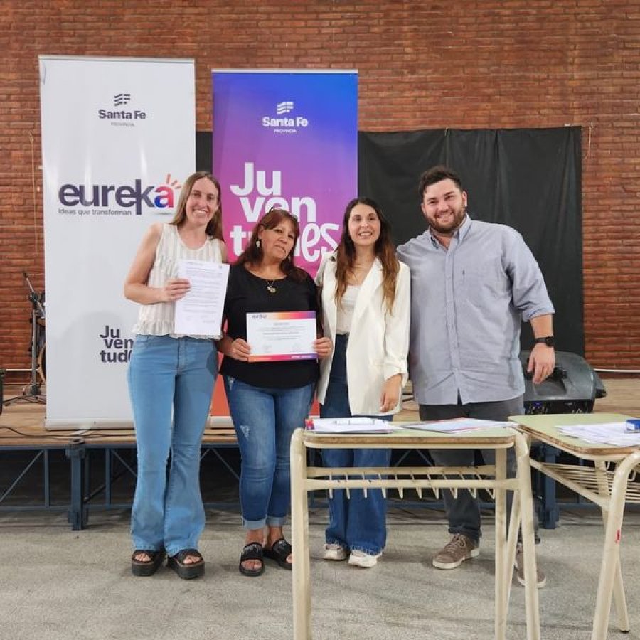 El momento de recibir la distinci&oacute;n.