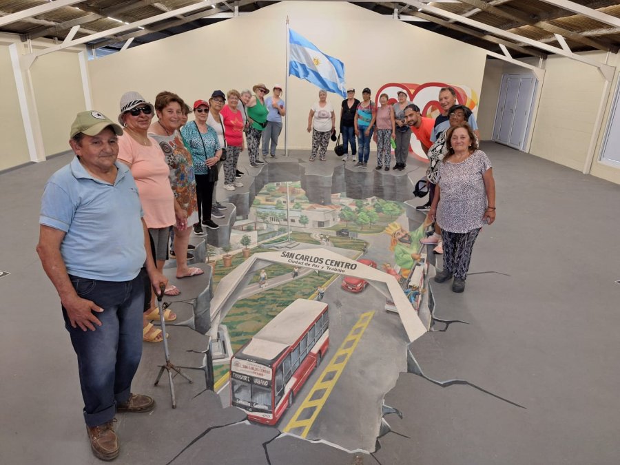 El contingente en la cristaler&iacute;a San Carlos.